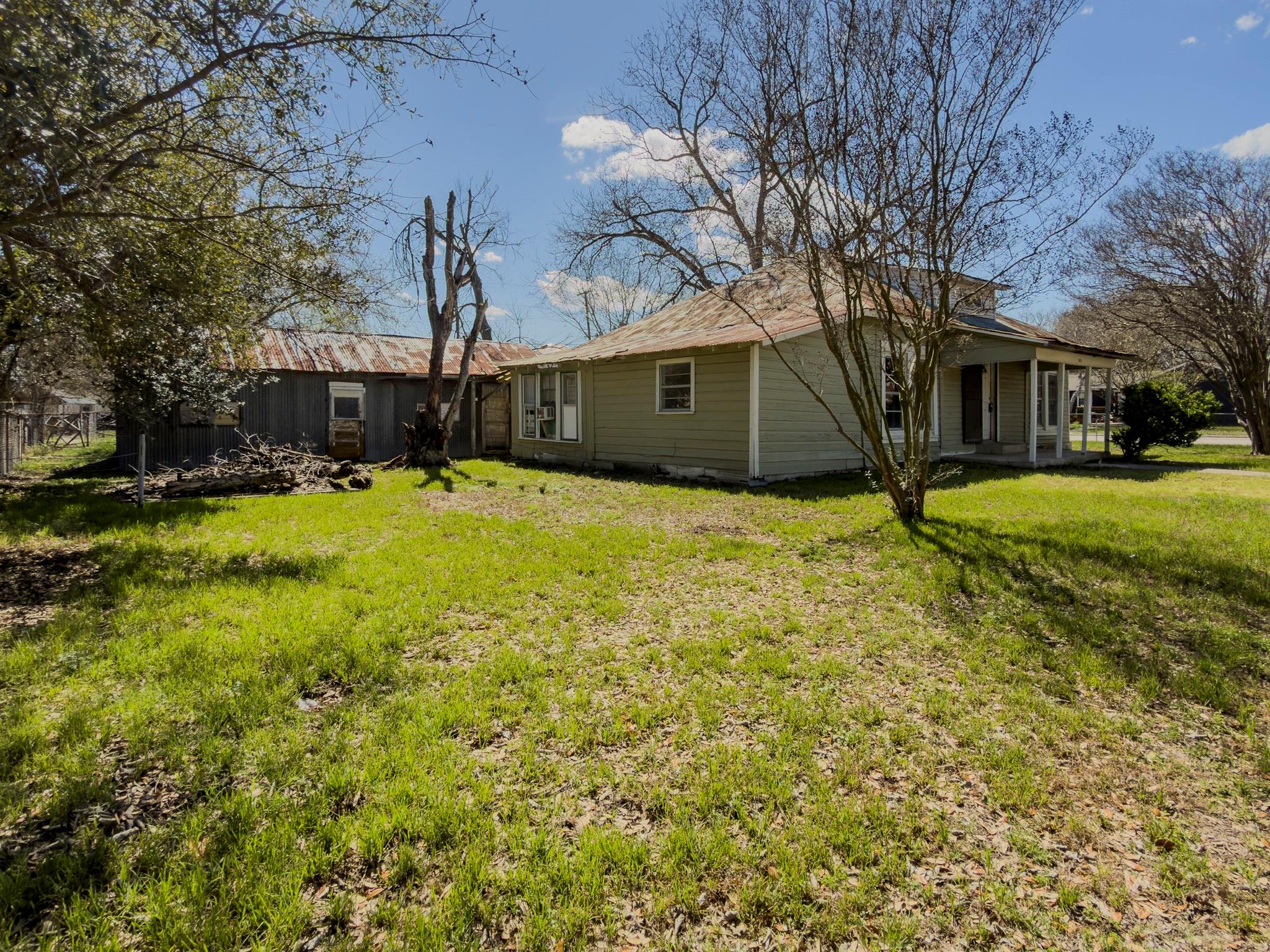 302 E Crockett St Property Photo 4
