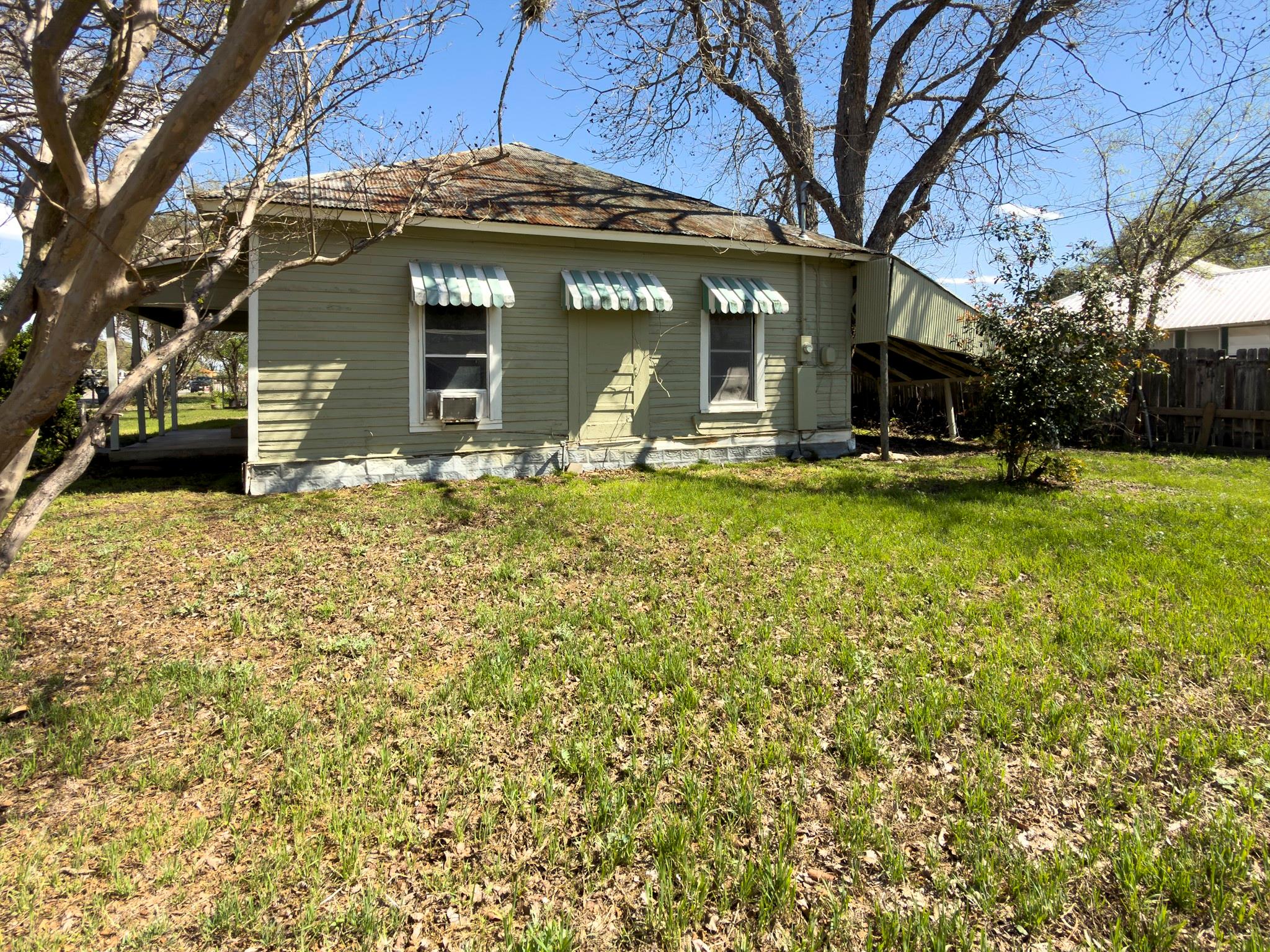 302 E Crockett St Property Photo 5