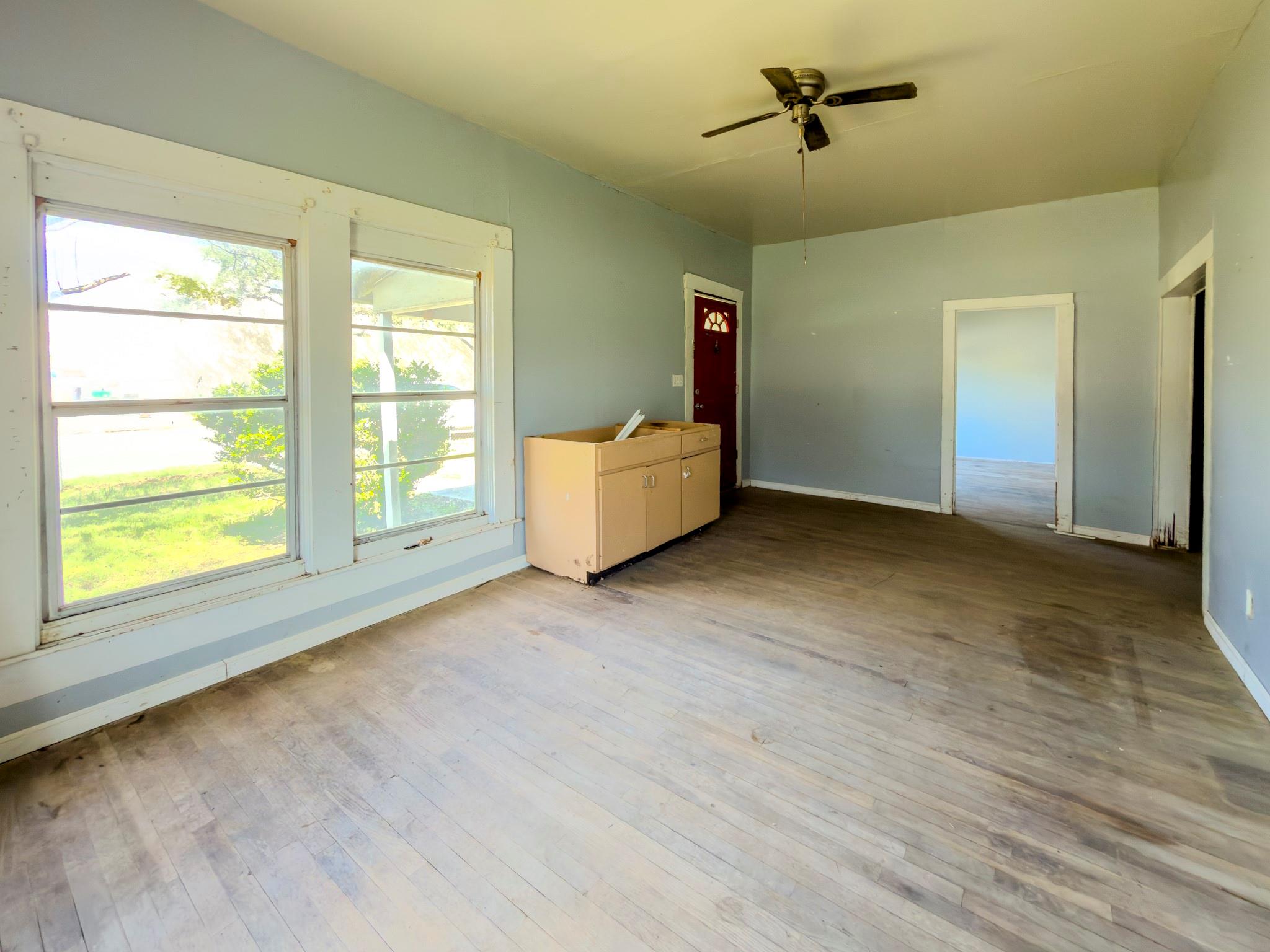 302 E Crockett St Property Photo 6