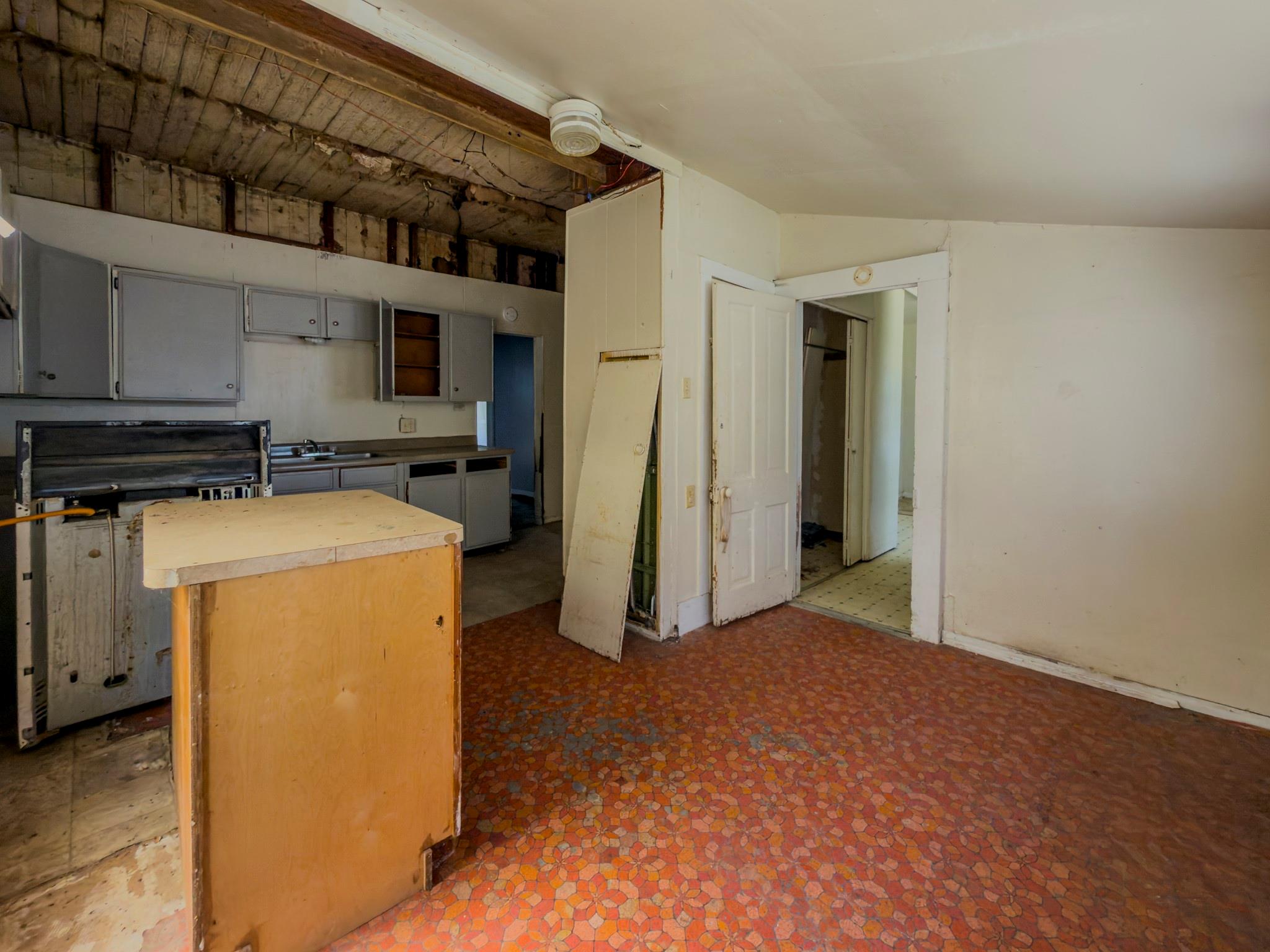 302 E Crockett St Property Photo 8