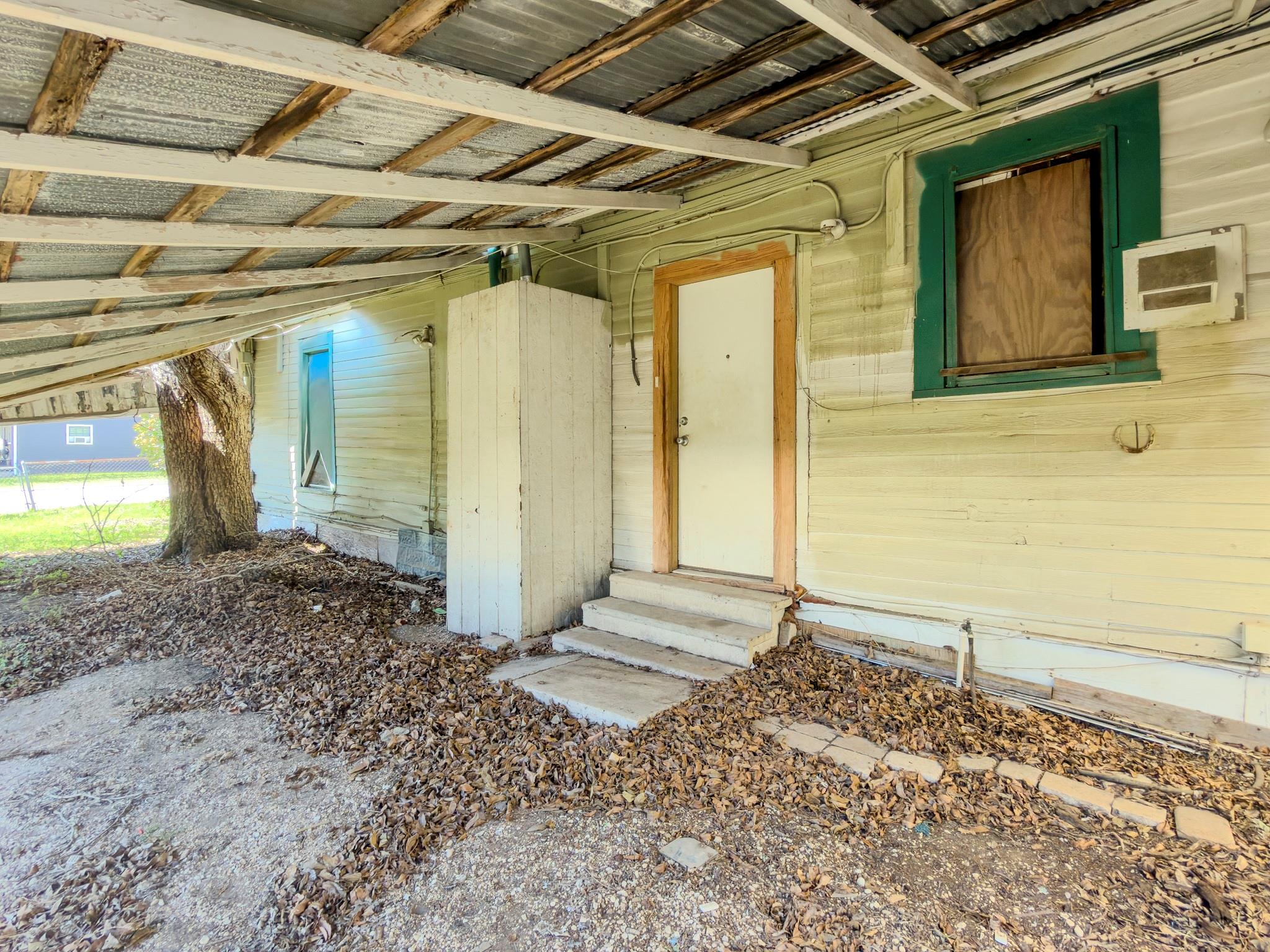 302 E Crockett St Property Photo 10
