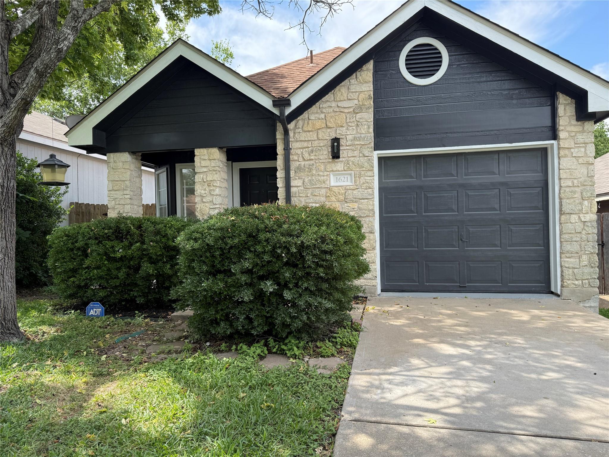 1621 Parkfield Cir Property Photo 1