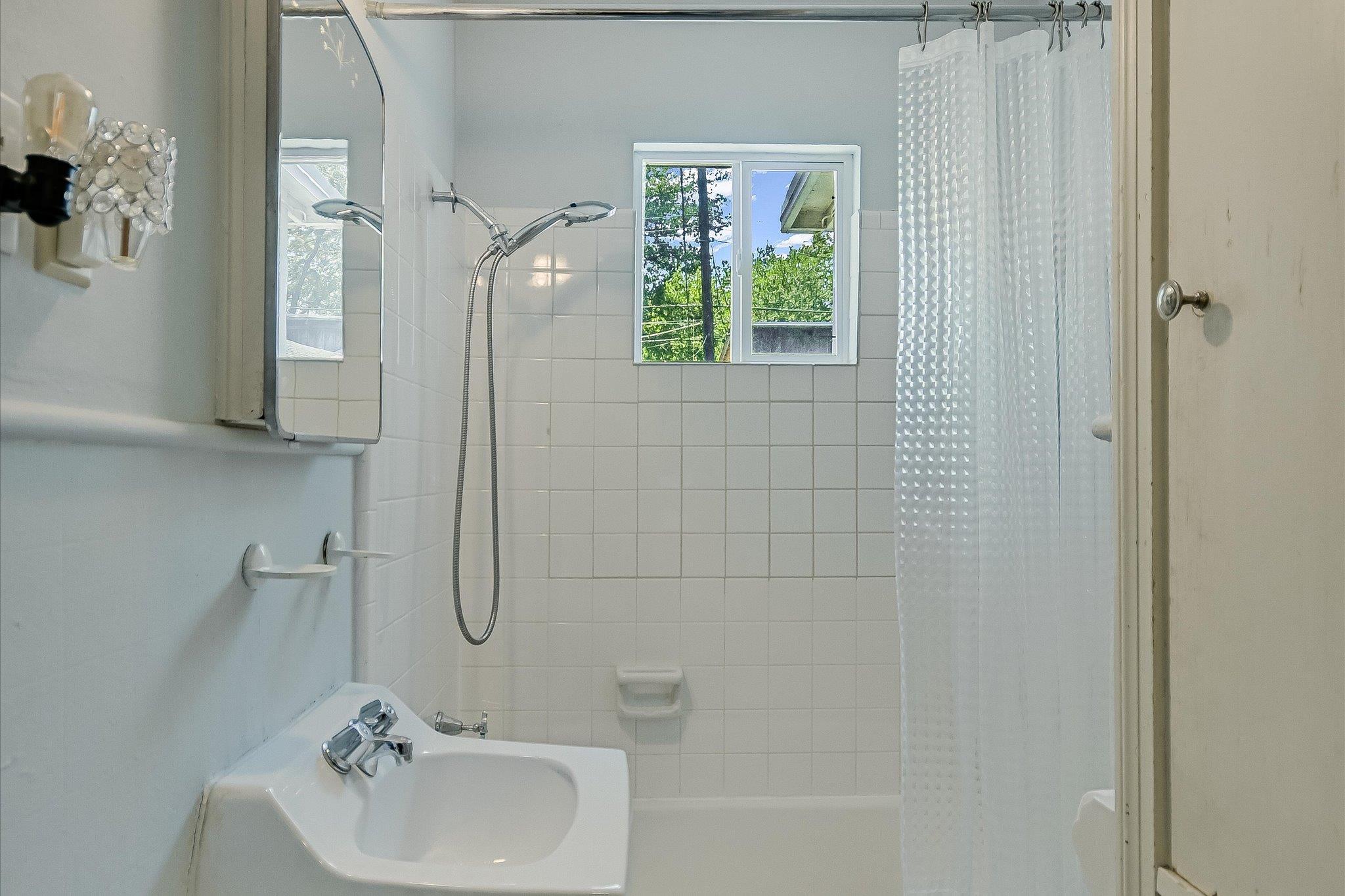 1615 Westover Rd Property Photo 9