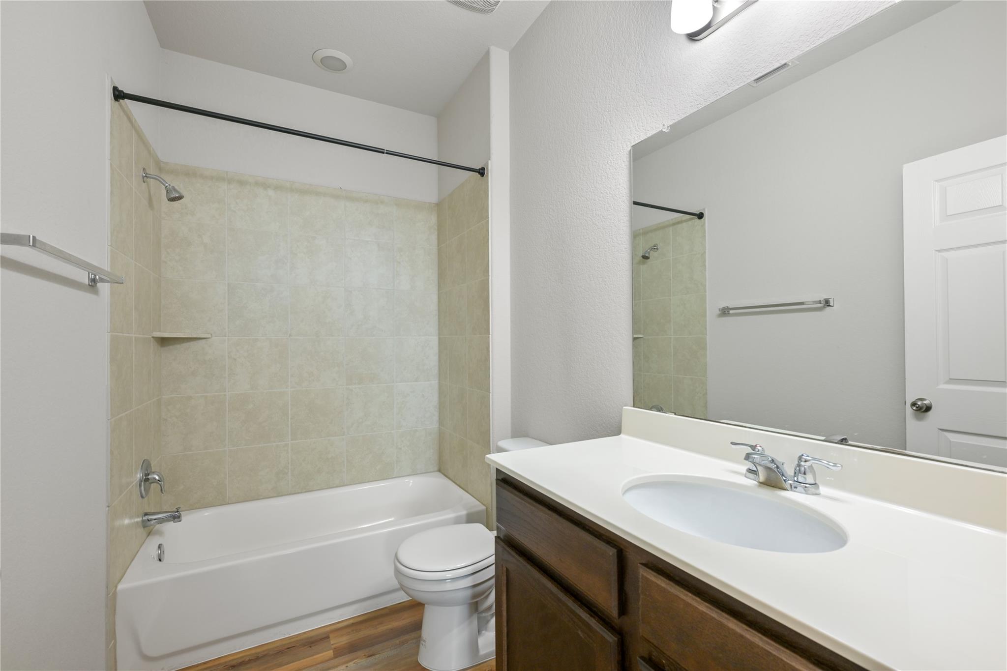 448 Triumph Rd Property Photo 5