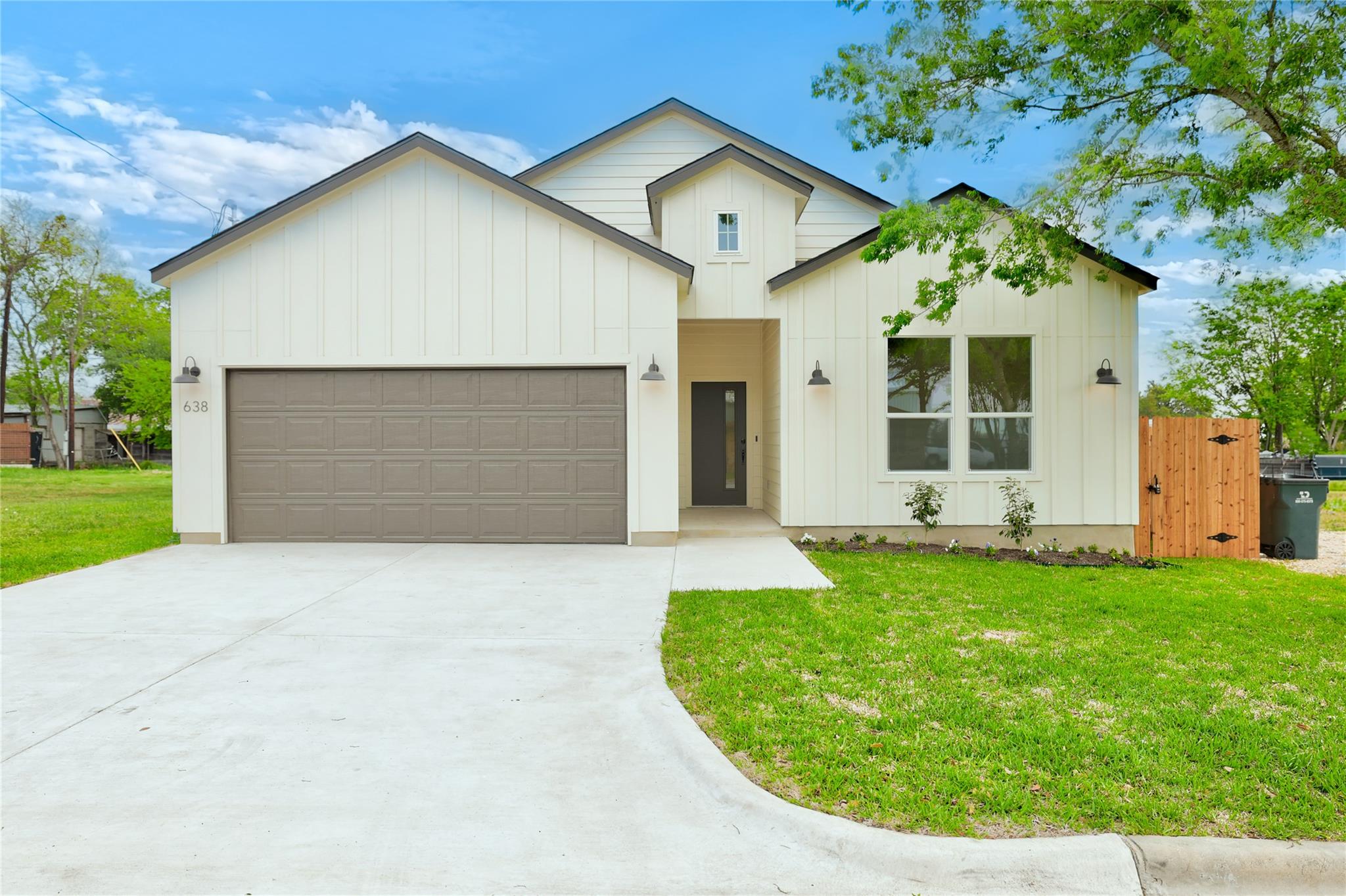 638 Dallas St Property Photo