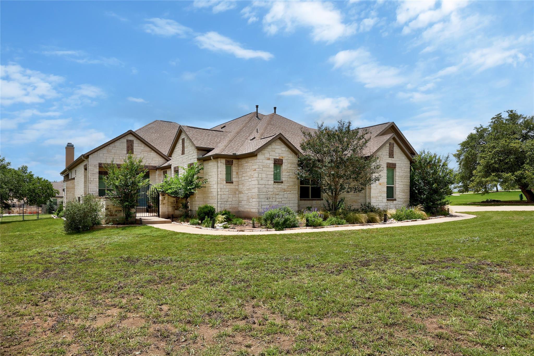 900 Hawthorne Loop Property Photo 1