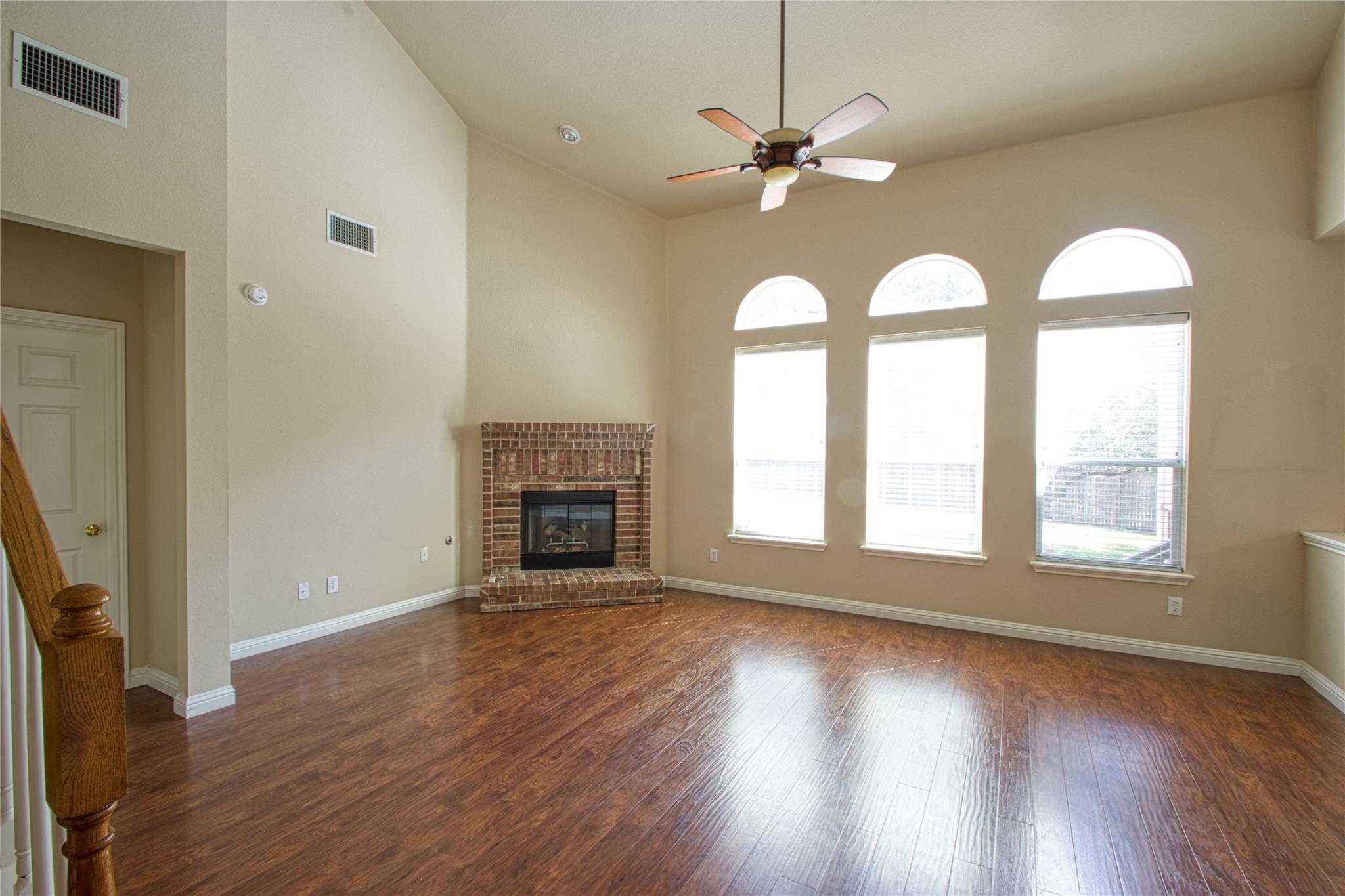 2412 Silver Spur Ln Property Photo 2