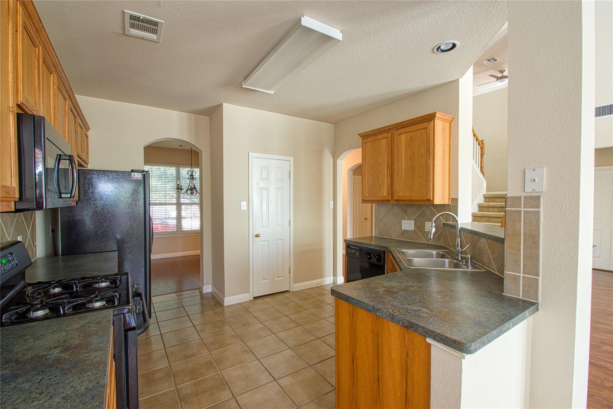 2412 Silver Spur Ln Property Photo 6