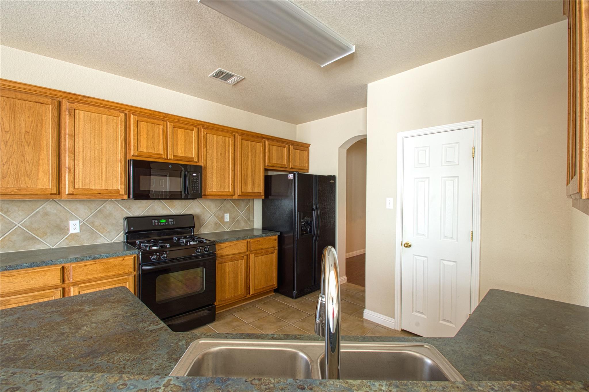 2412 Silver Spur Ln Property Photo 7