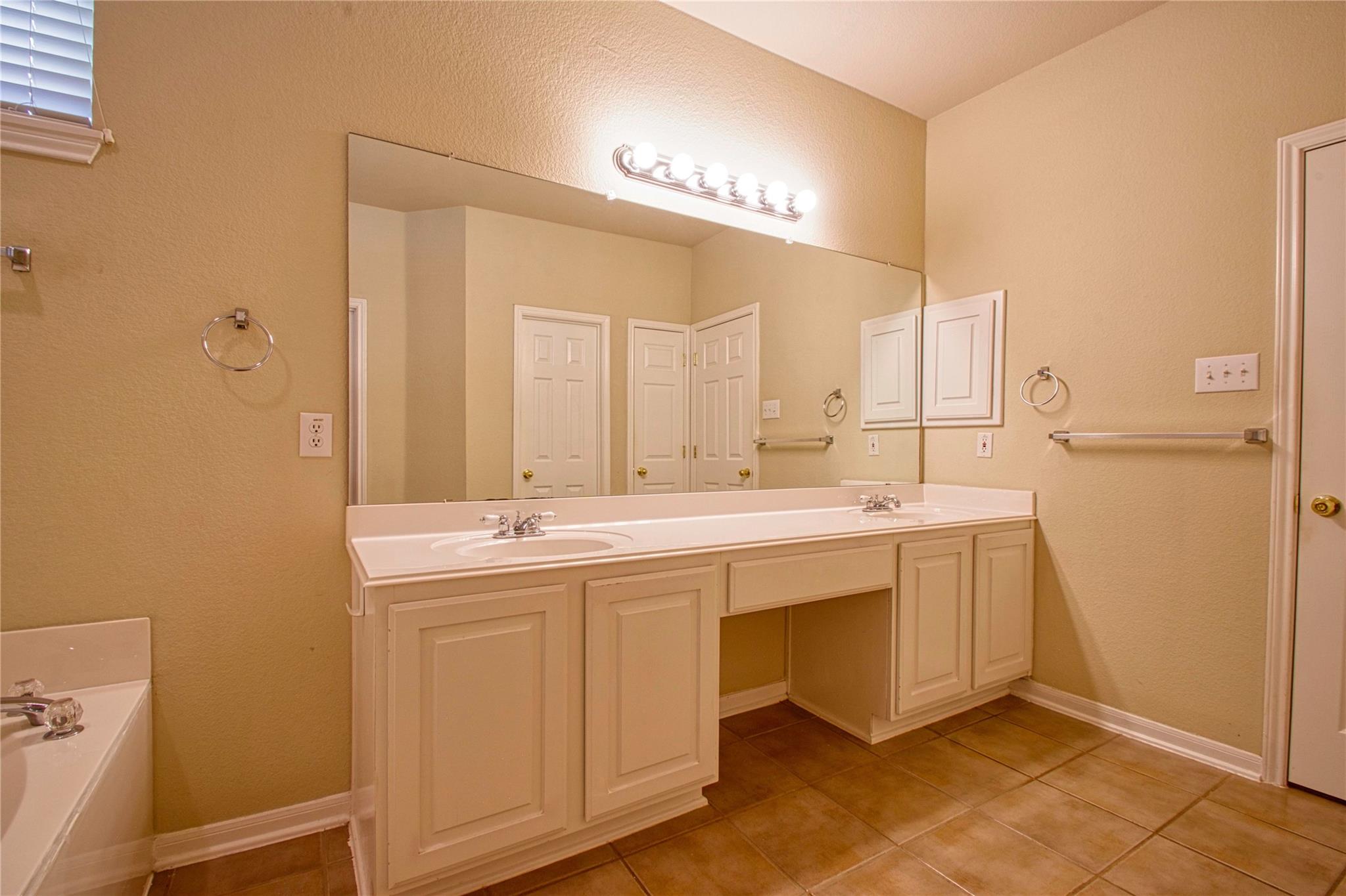 2412 Silver Spur Ln Property Photo 11