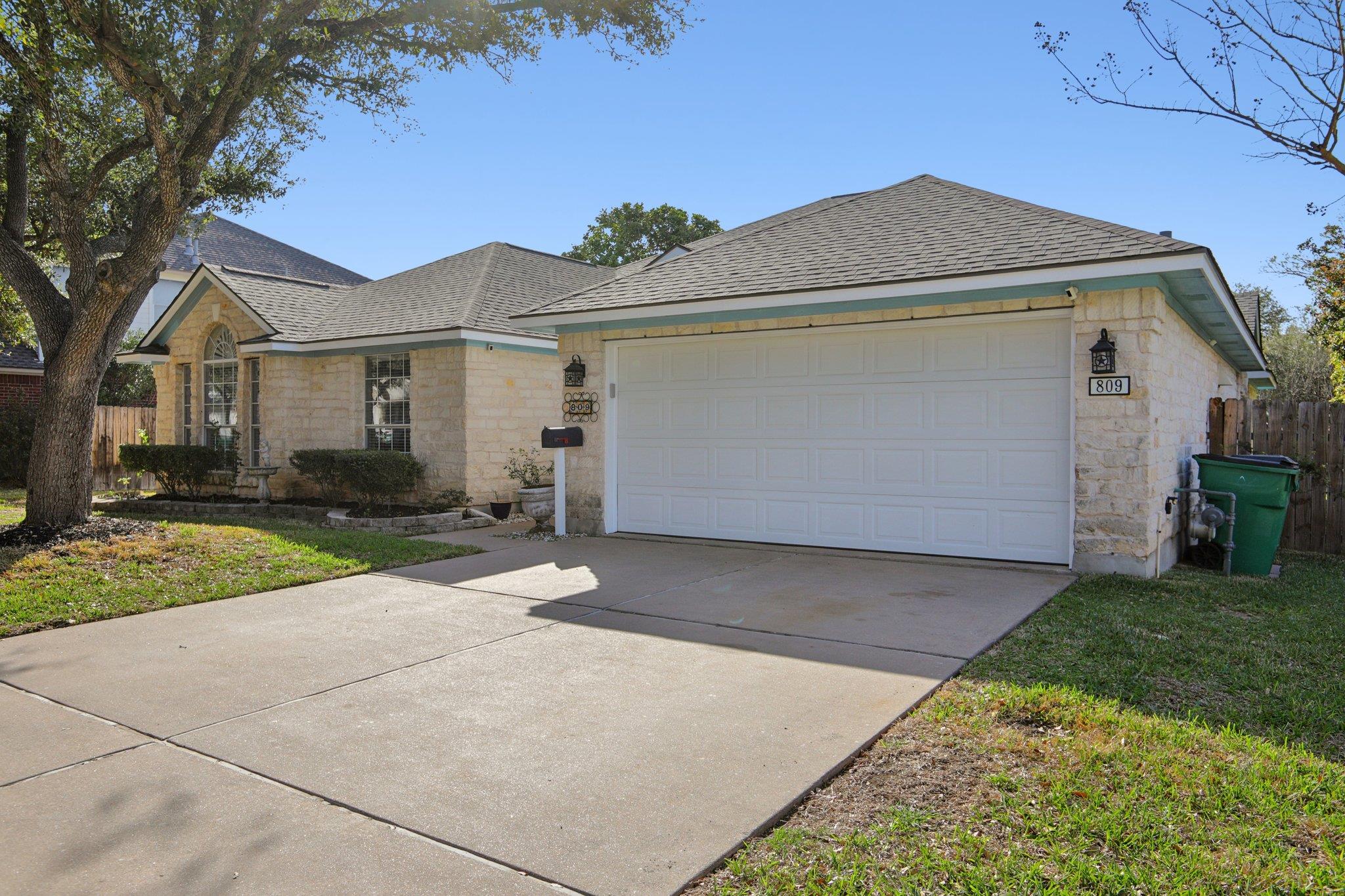 809 Clarence Bohls Ln Property Photo 2