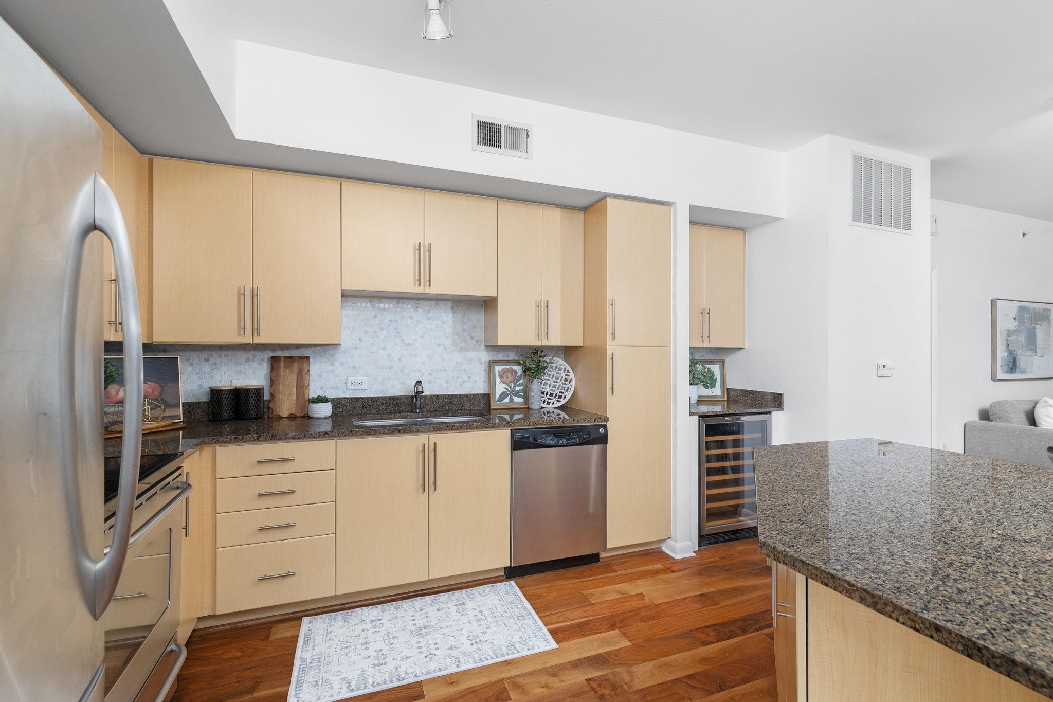 54 Rainey St 409 Property Photo 6