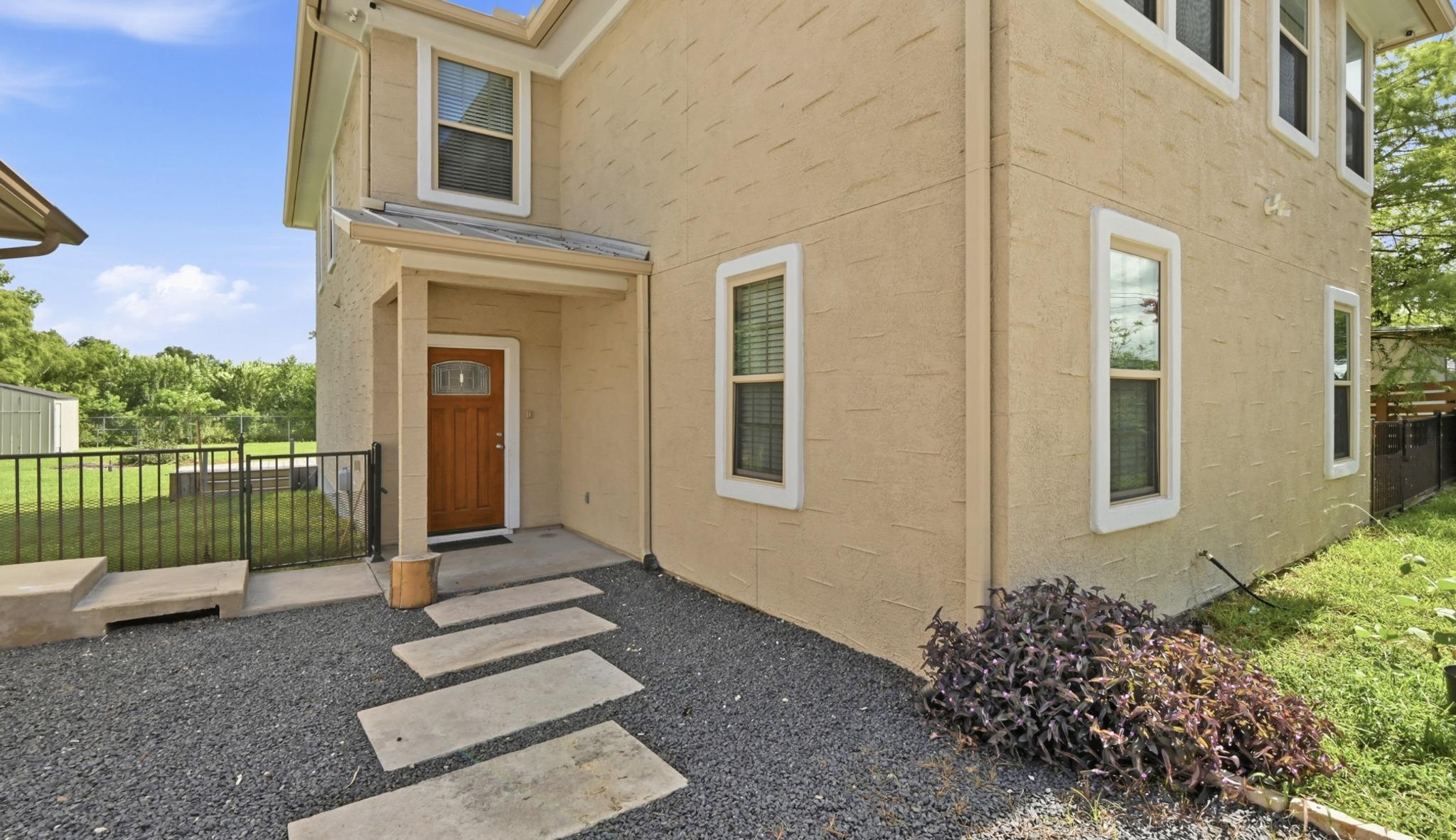 330 Howard Ln Property Photo 4