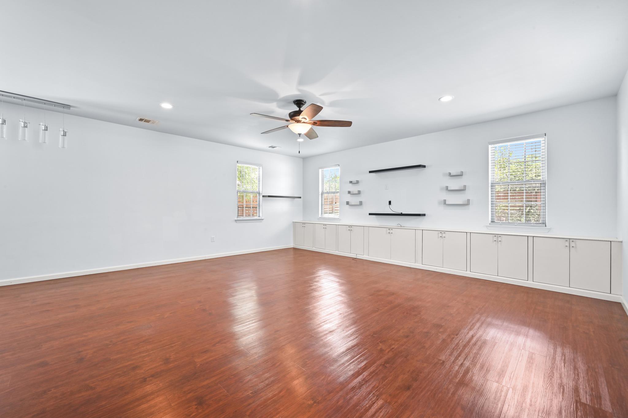 330 Howard Ln Property Photo 8