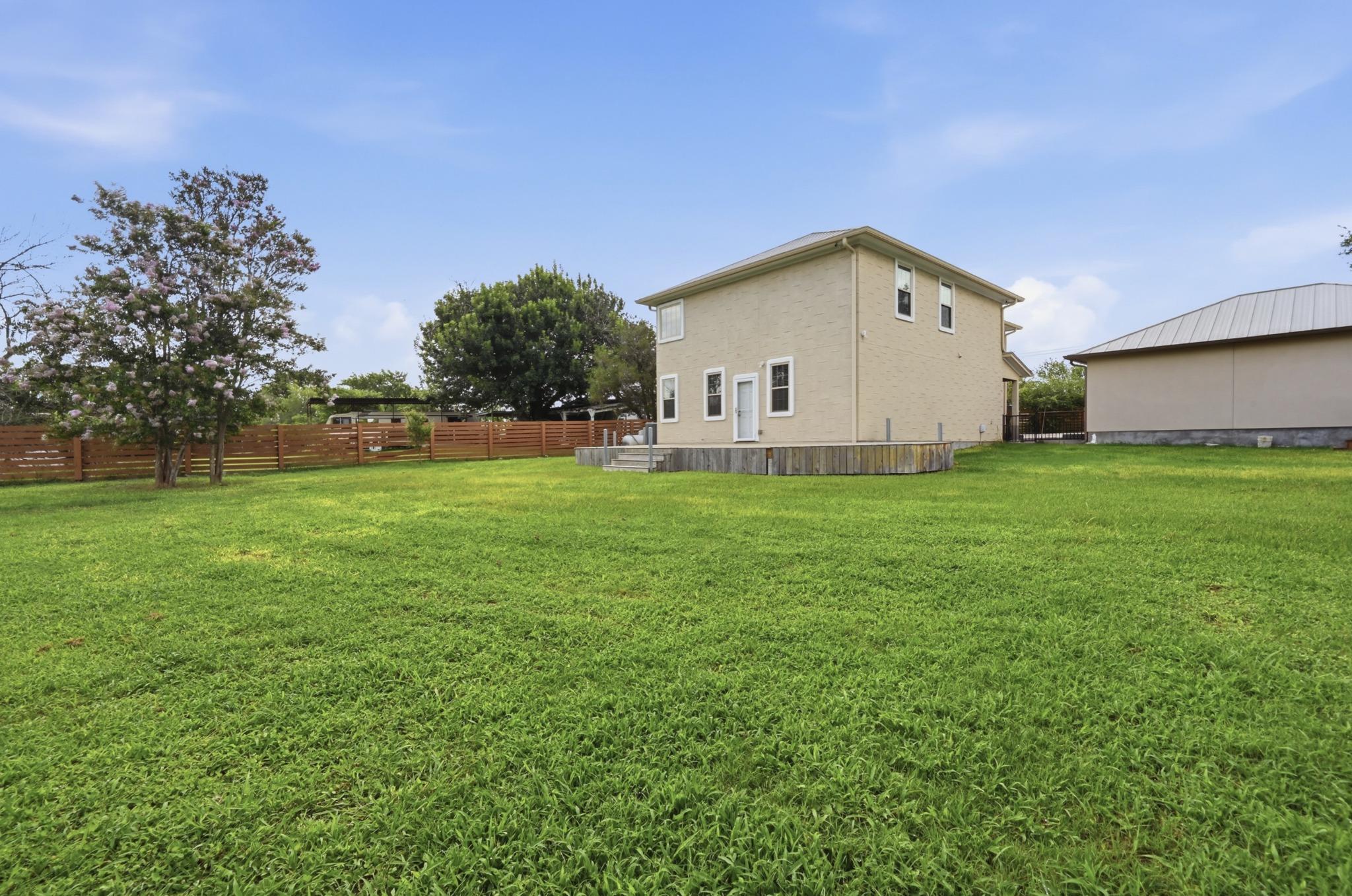 330 Howard Ln Property Photo 32