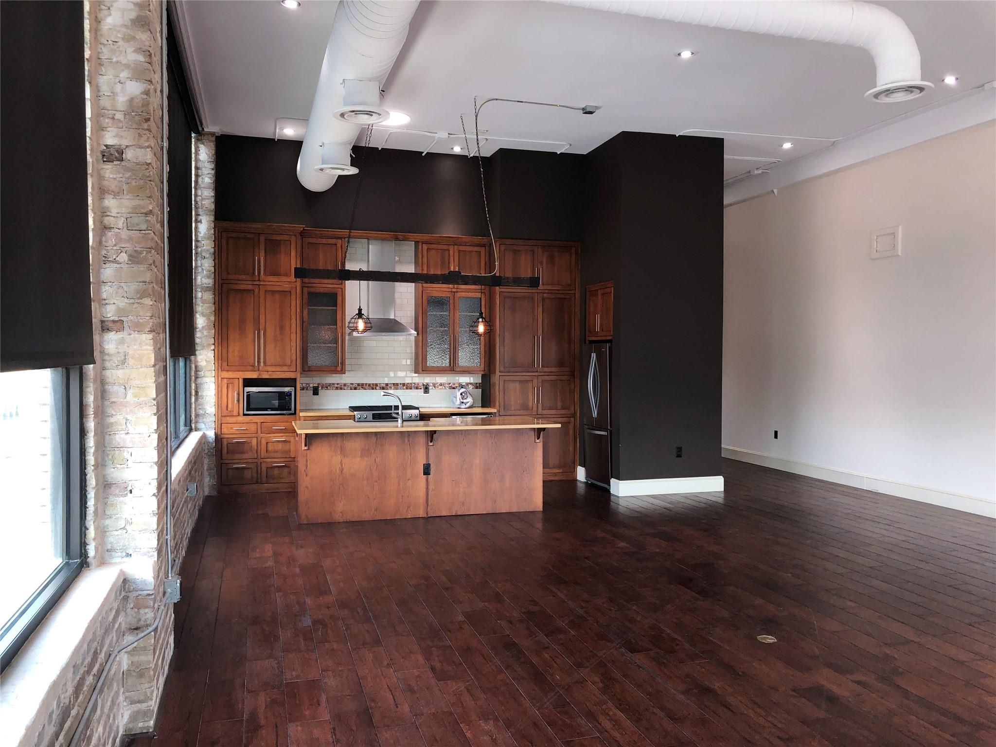 110 W 2nd St #loft B Property Photo 4