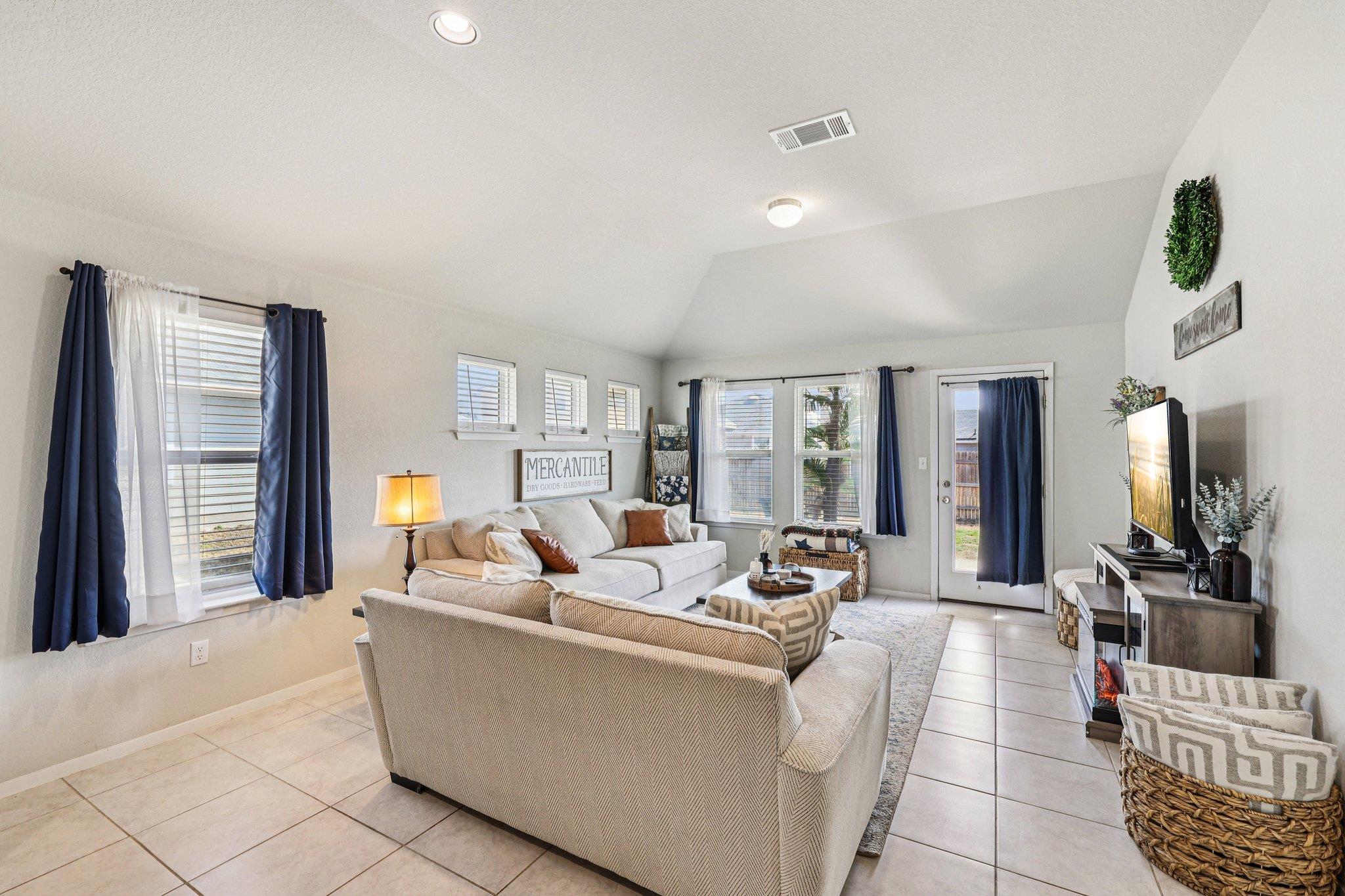 111 Insider Loop Property Photo 6