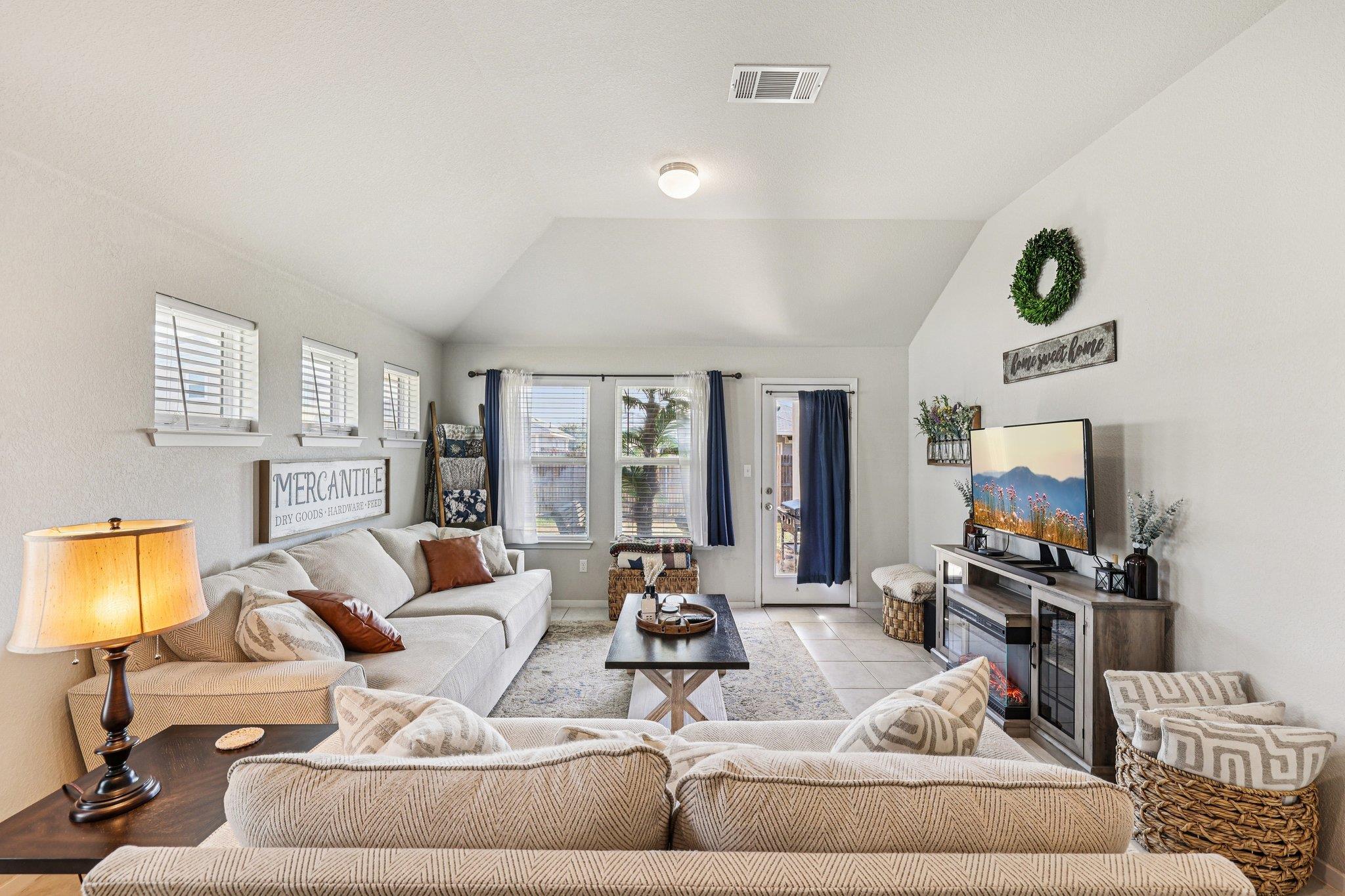 111 Insider Loop Property Photo 7