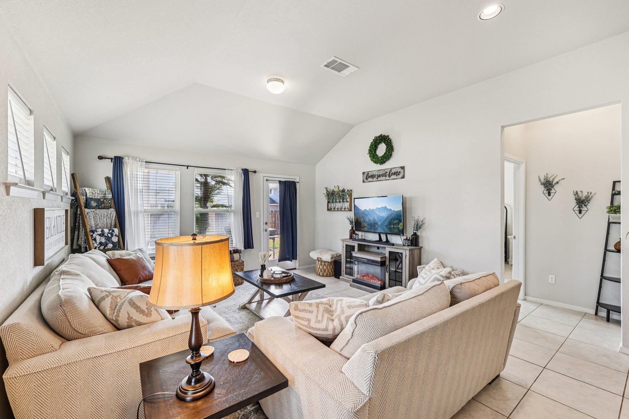 111 Insider Loop Property Photo 8