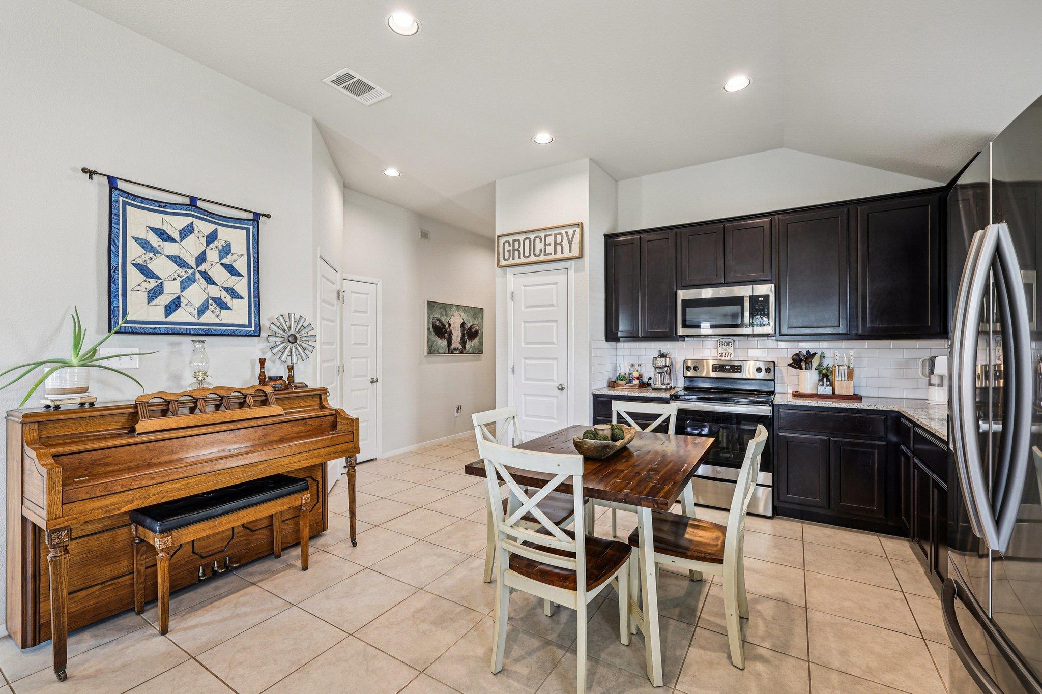 111 Insider Loop Property Photo 15