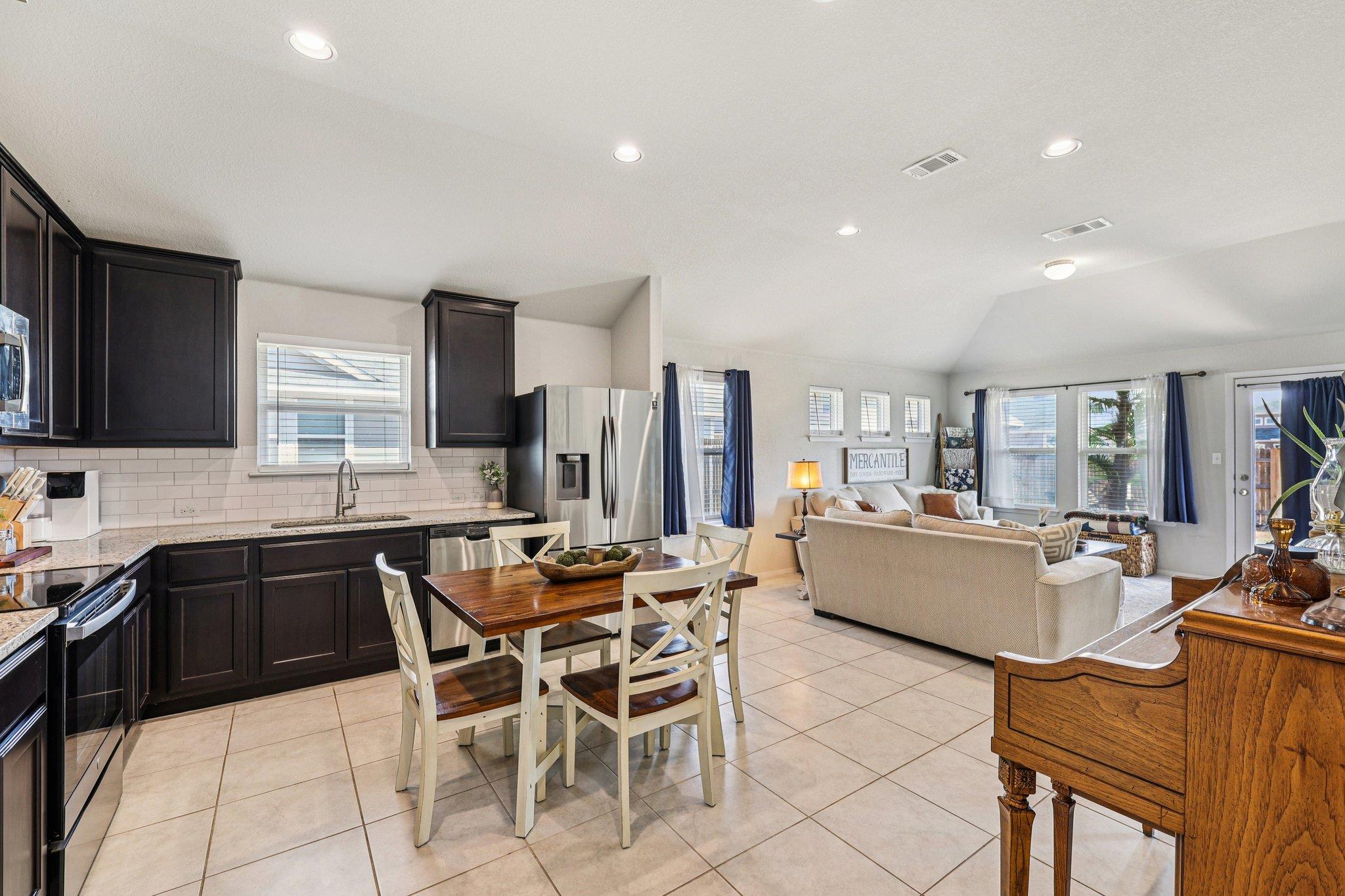 111 Insider Loop Property Photo 16