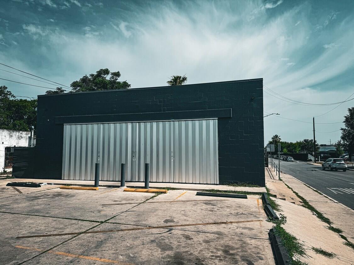 4403 W Commerce St Property Photo 2