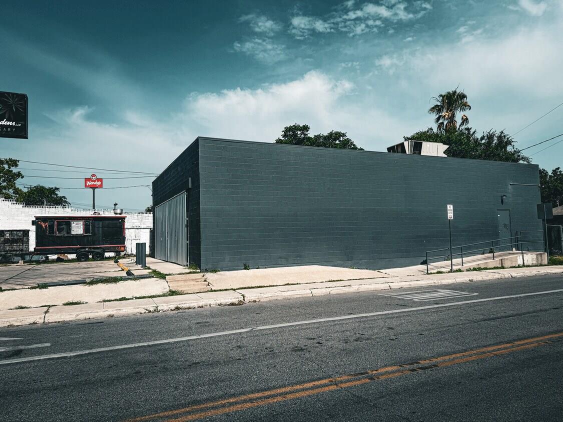 4403 W Commerce St Property Photo 3