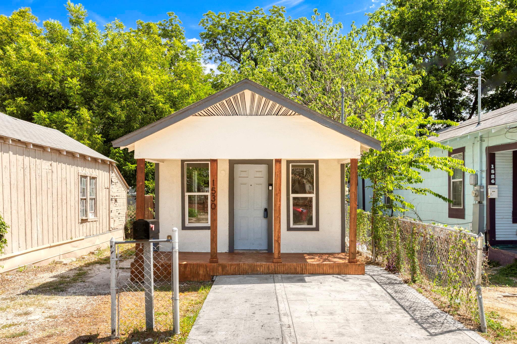 1530 E Crockett St Property Photo 1