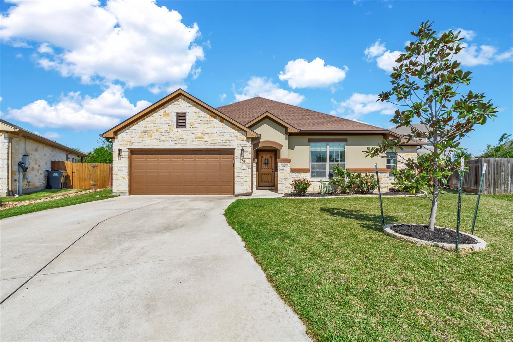 401 Valley Oaks Loop Property Photo 1