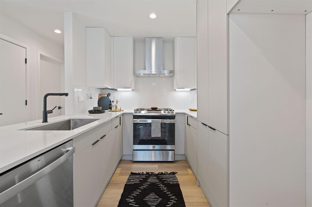 1900 Albury Cv #d Property Photo 4