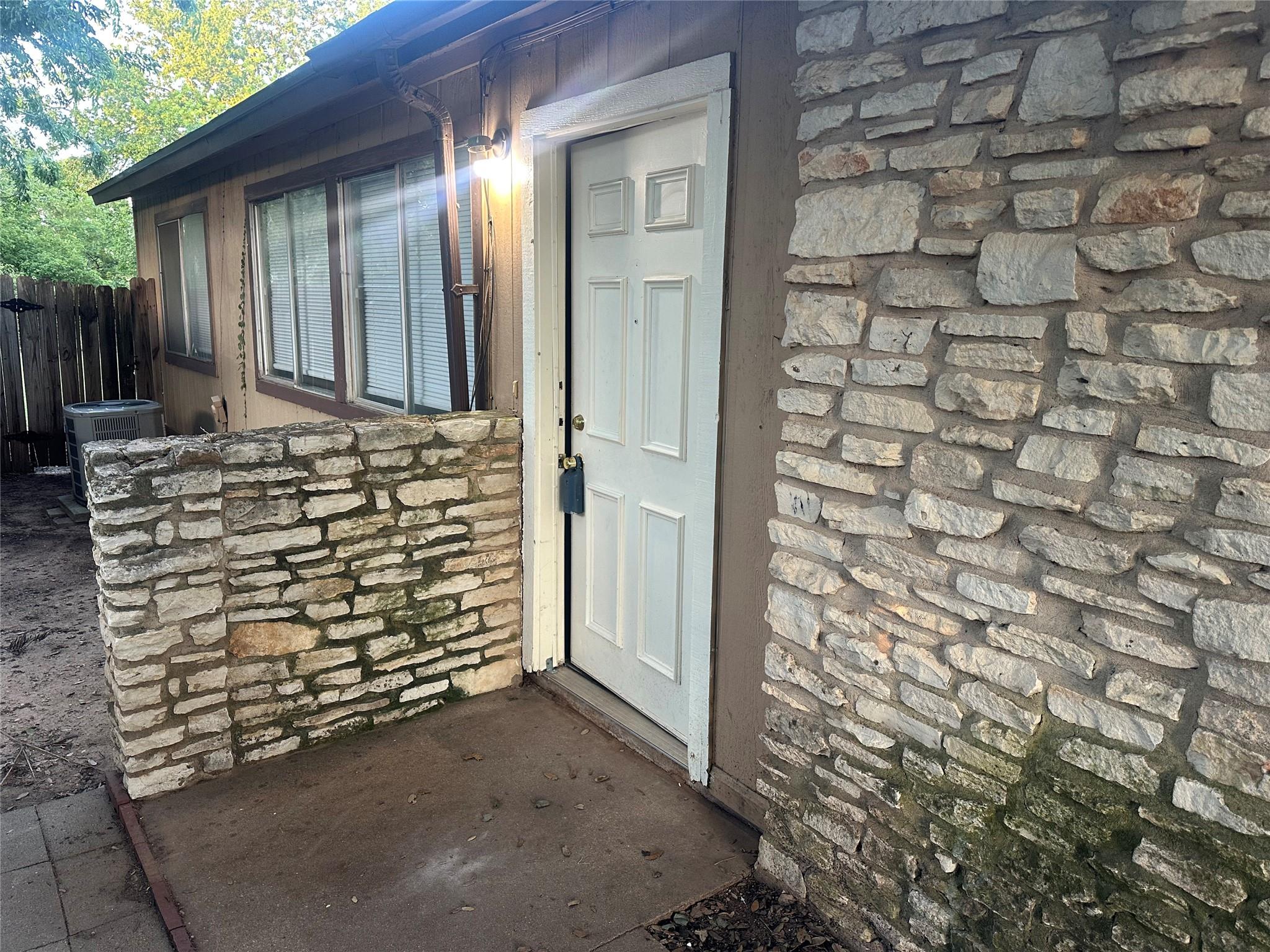 2602 S Bagdad Rd #a Property Photo 2