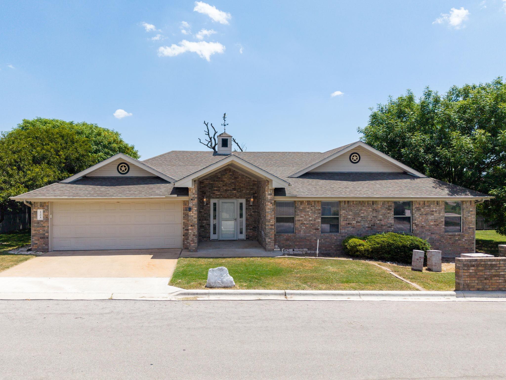 1204 Applewood Dr E Property Photo 1