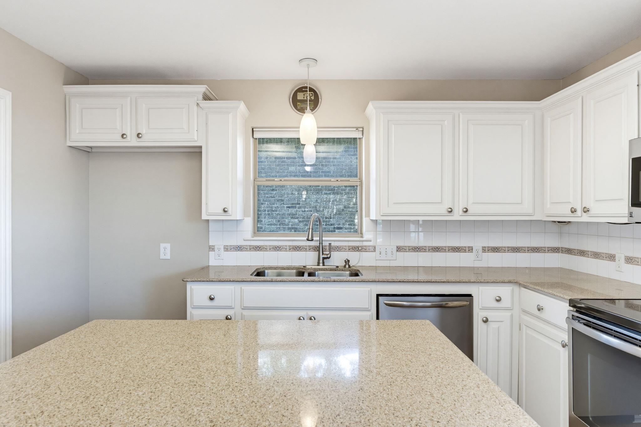 1204 Applewood Dr E Property Photo 12