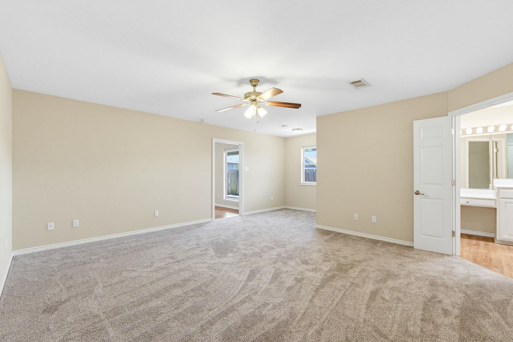 1204 Applewood Dr E Property Photo 20