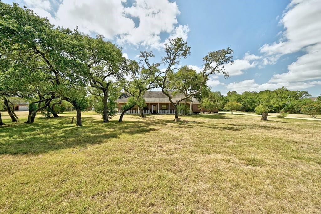 200 Oak Hollow Ln Property Photo 2