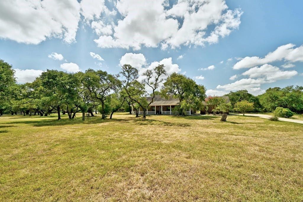 200 Oak Hollow Ln Property Photo 3