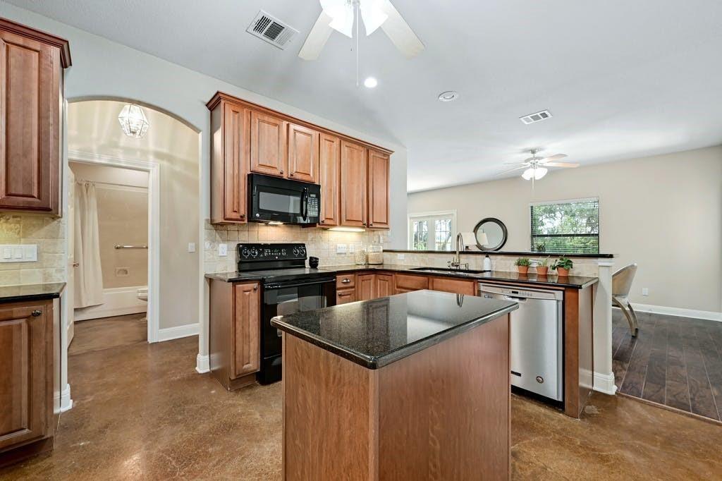 200 Oak Hollow Ln Property Photo 4