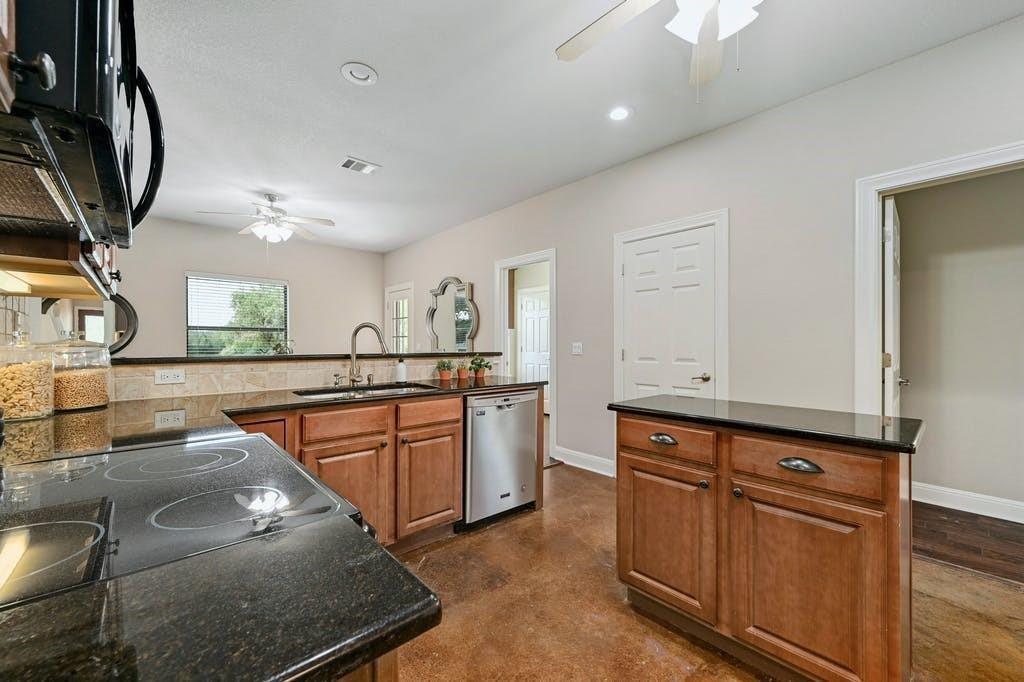 200 Oak Hollow Ln Property Photo 5