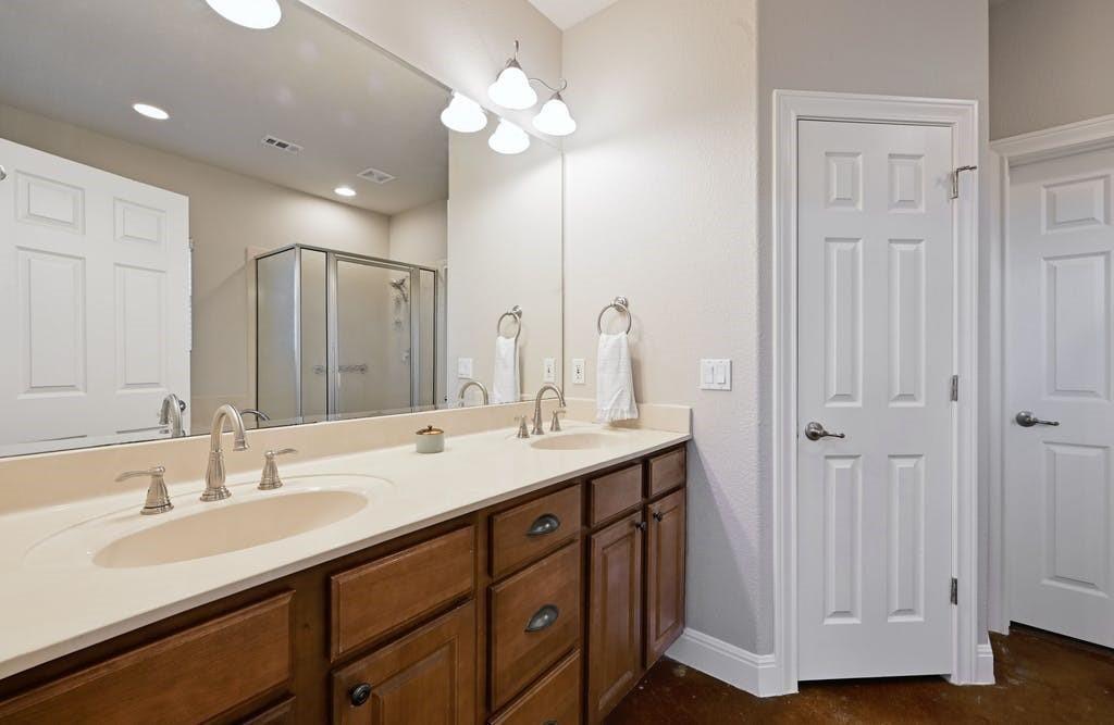 200 Oak Hollow Ln Property Photo 7