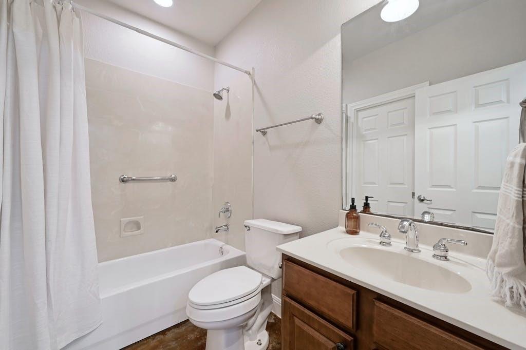 200 Oak Hollow Ln Property Photo 24