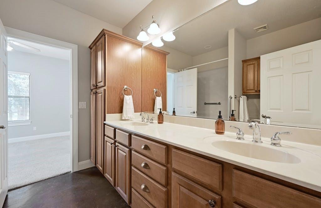 200 Oak Hollow Ln Property Photo 27