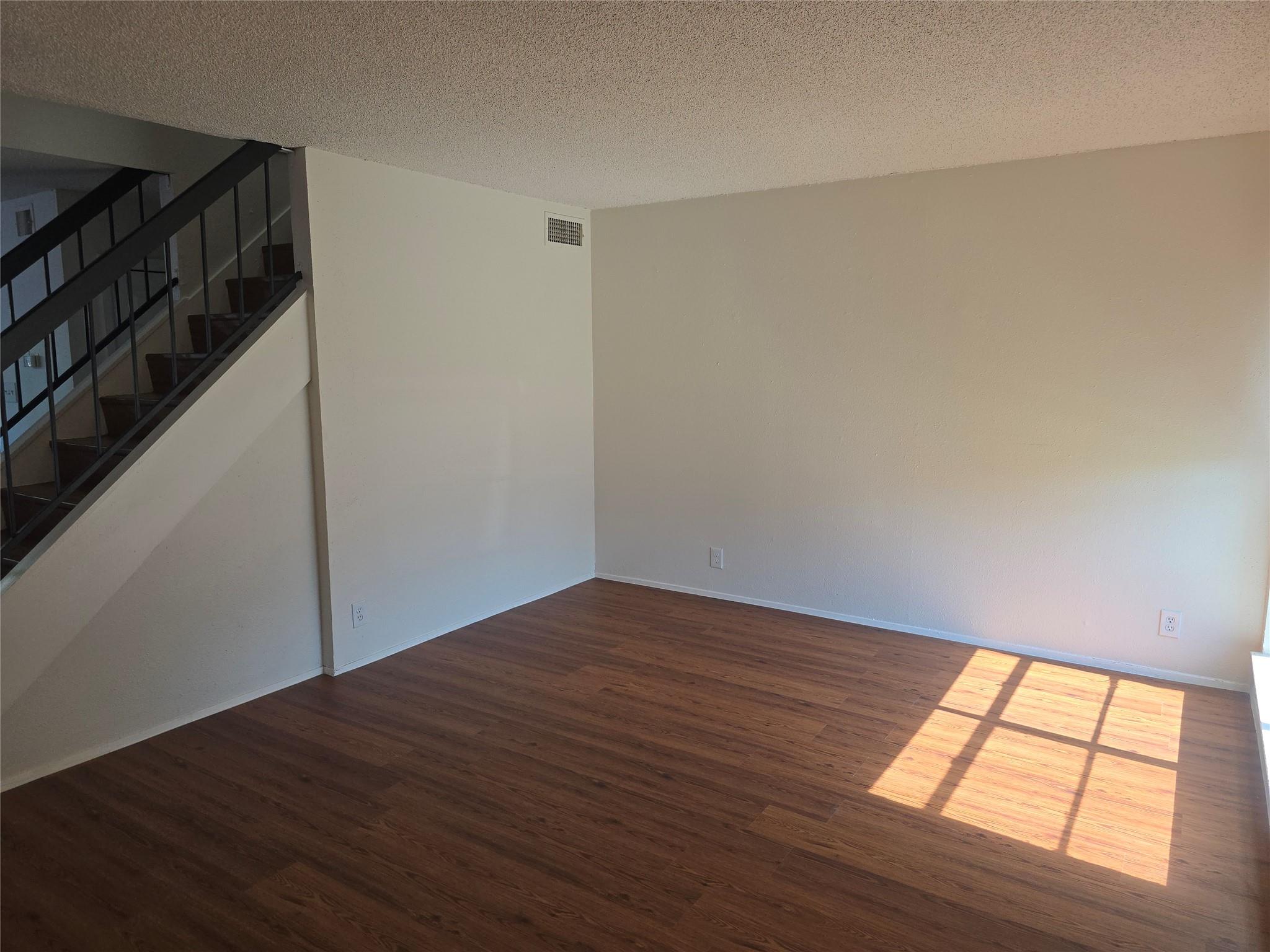 7108 Creekside Dr #b Property Photo 2