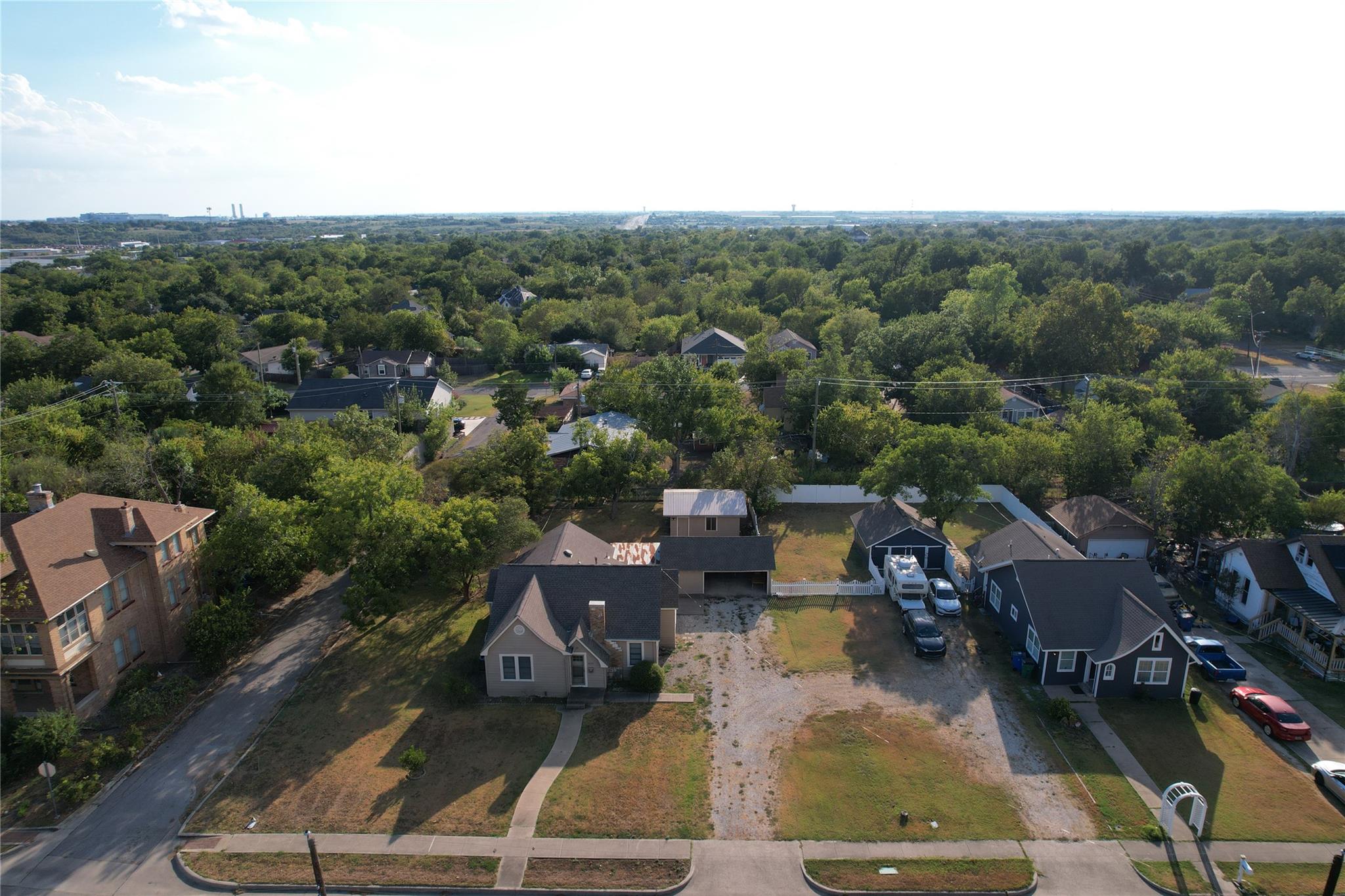 805 Howard St Property Photo 3