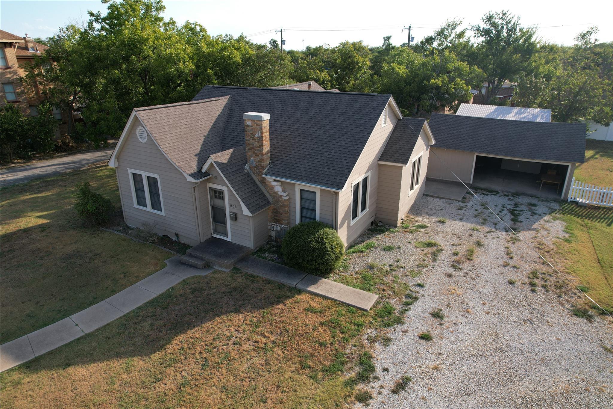 805 Howard St Property Photo 4