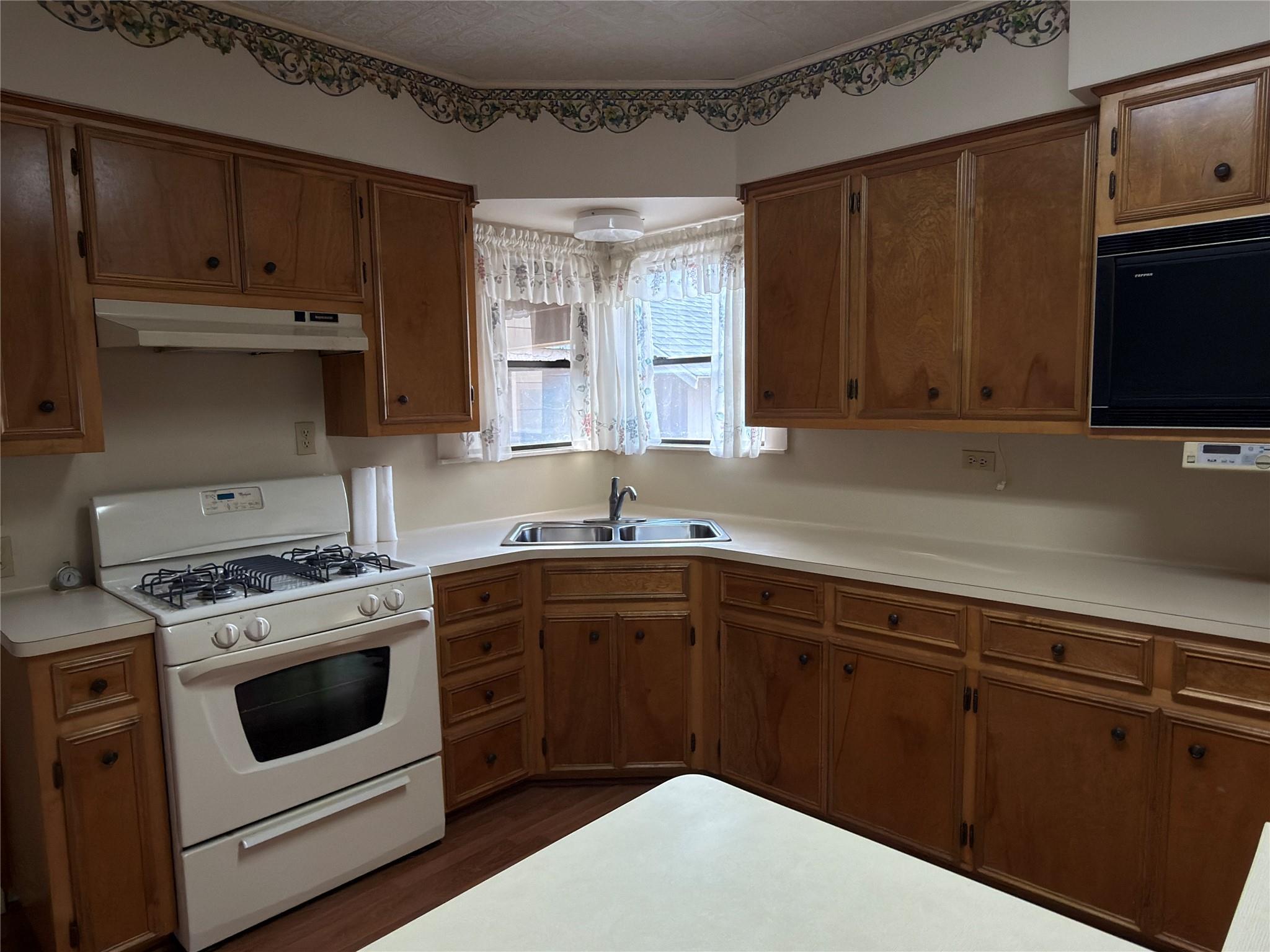 805 Howard St Property Photo 8