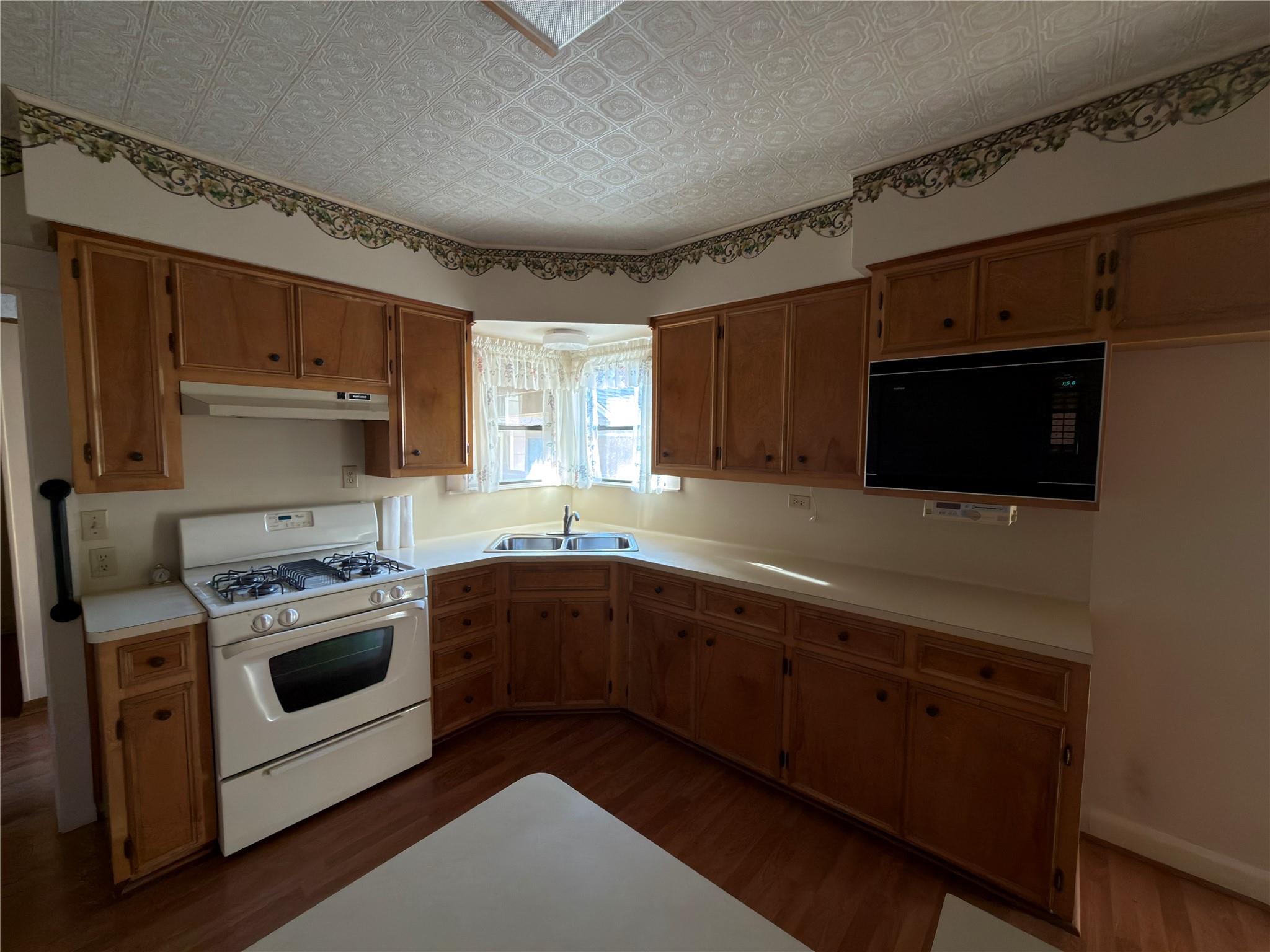 805 Howard St Property Photo 9