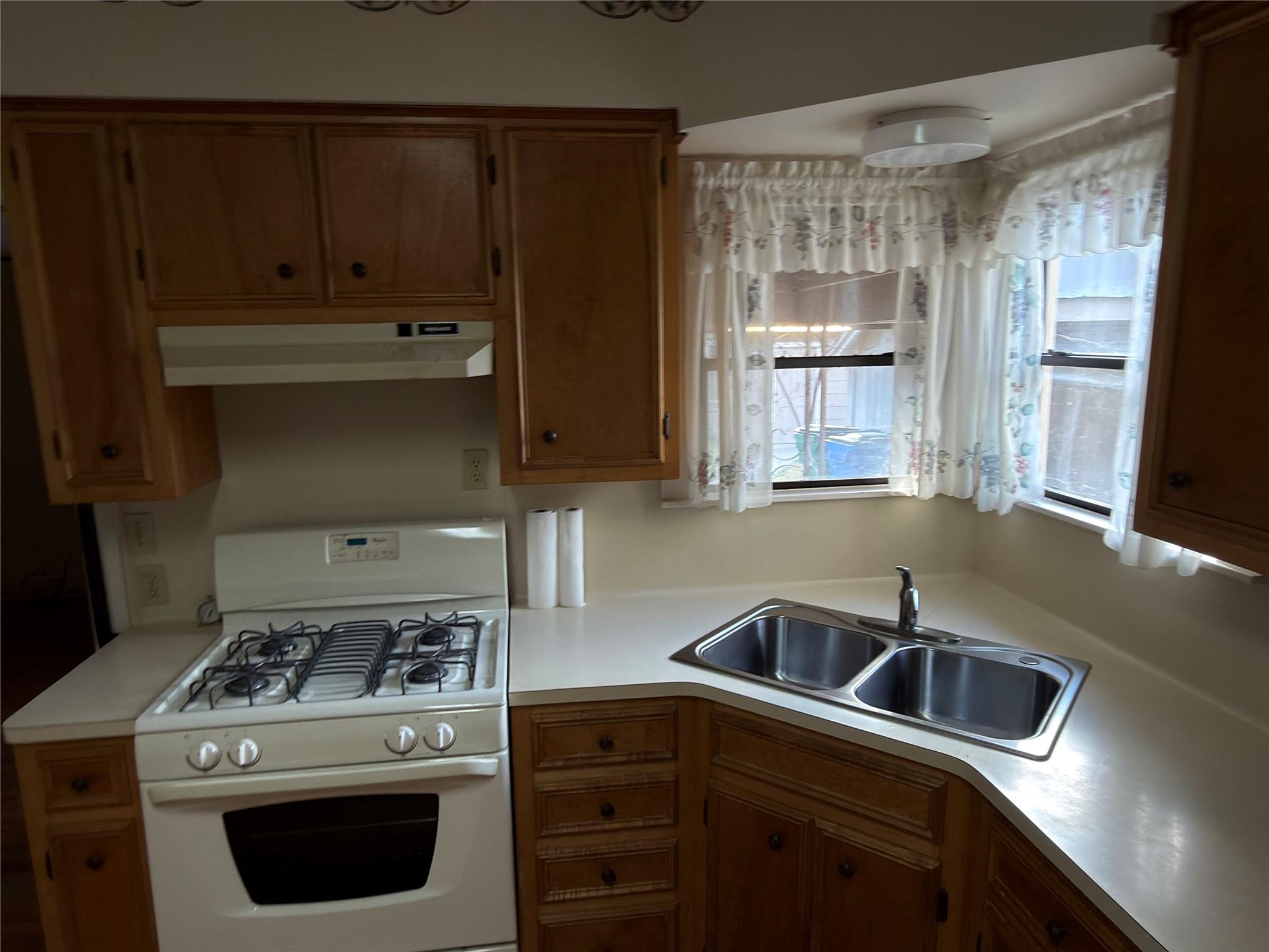 805 Howard St Property Photo 10
