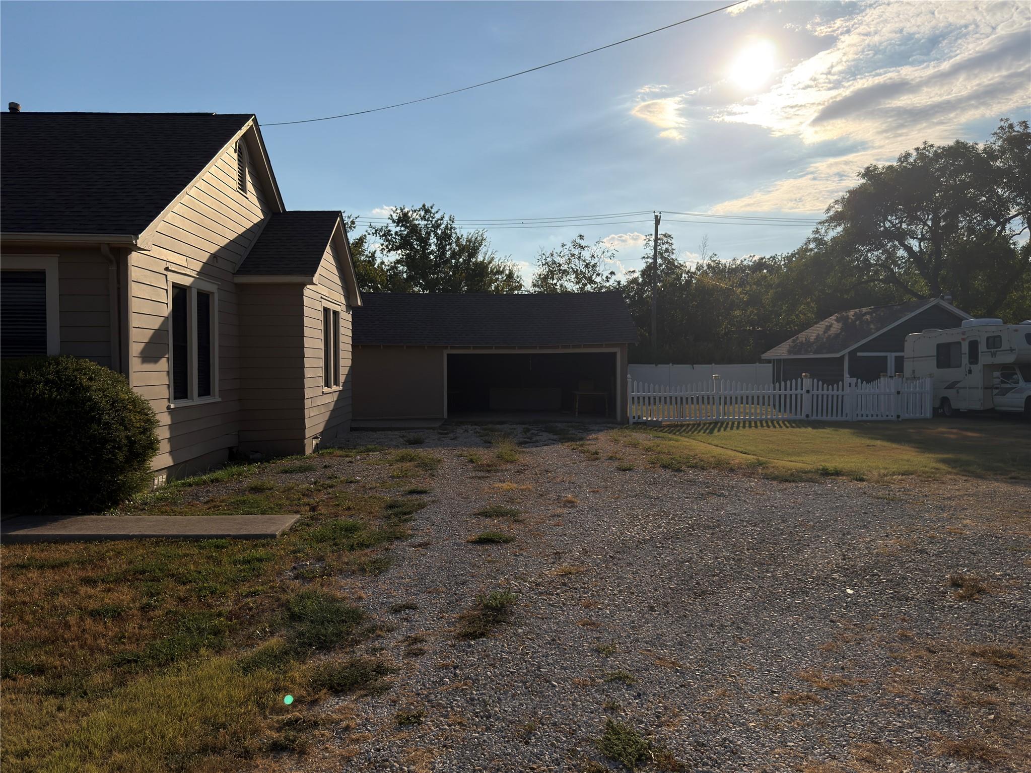 805 Howard St Property Photo 22