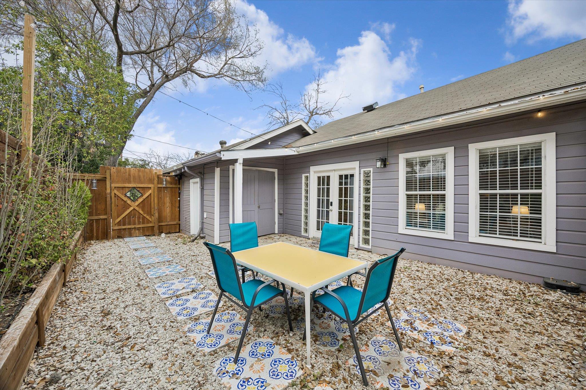 211 Lessin Ln #b Property Photo 2