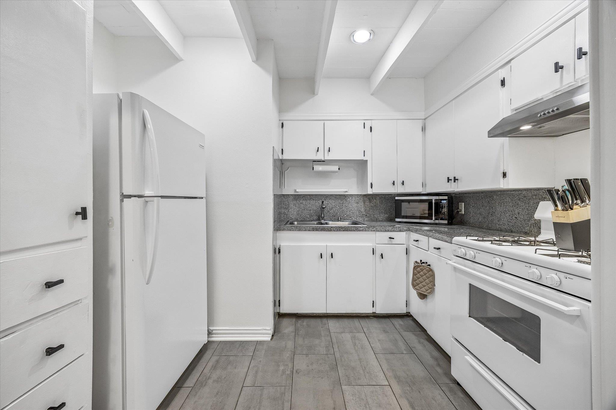 211 Lessin Ln #b Property Photo 7